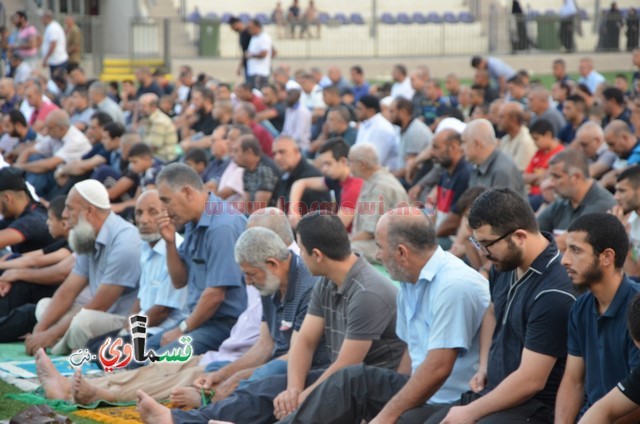 فيديو : المئات يؤدون صلاة عيد الأضحى والرئيس عادل بدير والأهالي يتصافحون ويهنئون ويعم السرور كل الحضور